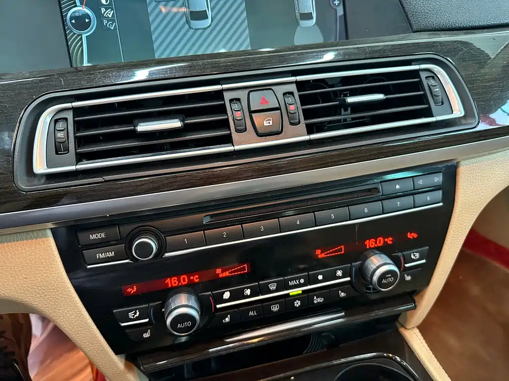 BMW 7 Series 2012 — фото 10