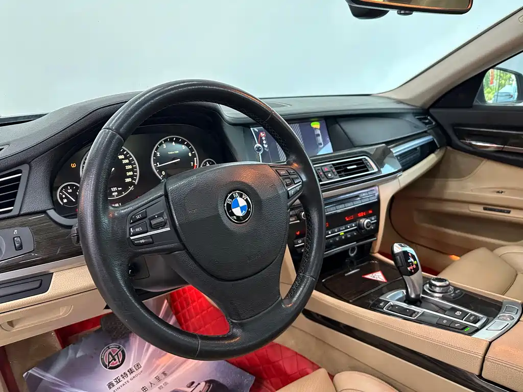 BMW 7 Series 2012 — фото 14