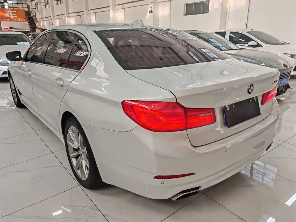 BMW 5 Series 2018 — фото 9