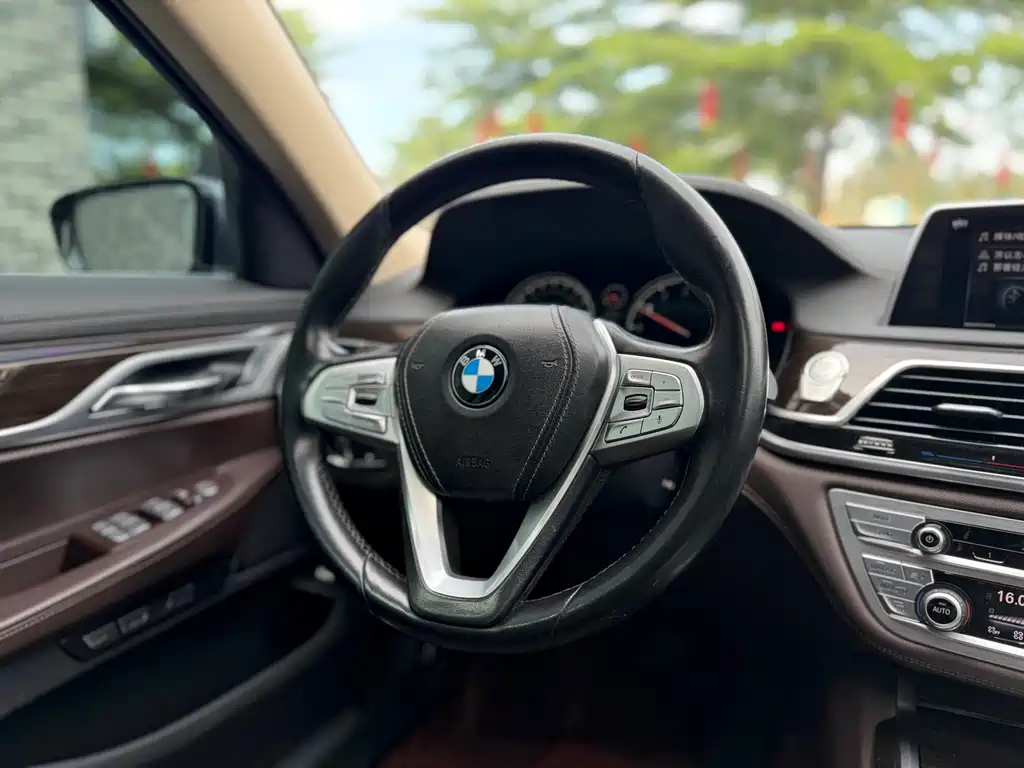 BMW 7 Series 2017 — фото 13