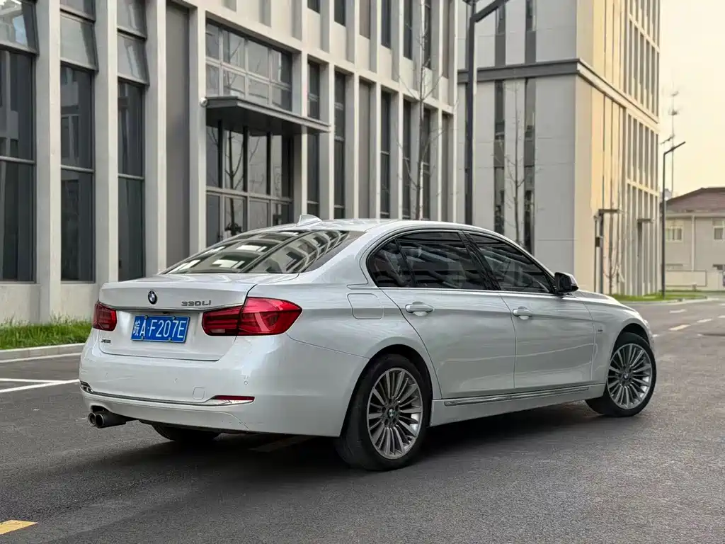 BMW 3 Series 2018 — фото 10