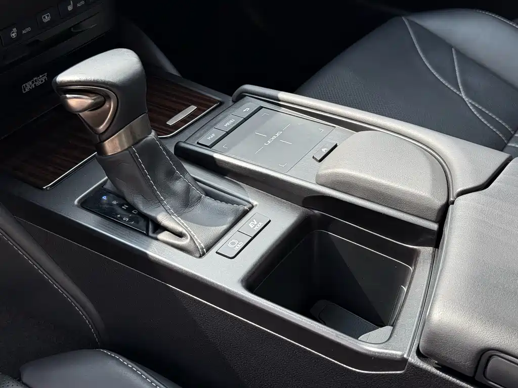 Lexus ES 2019 — фото 14