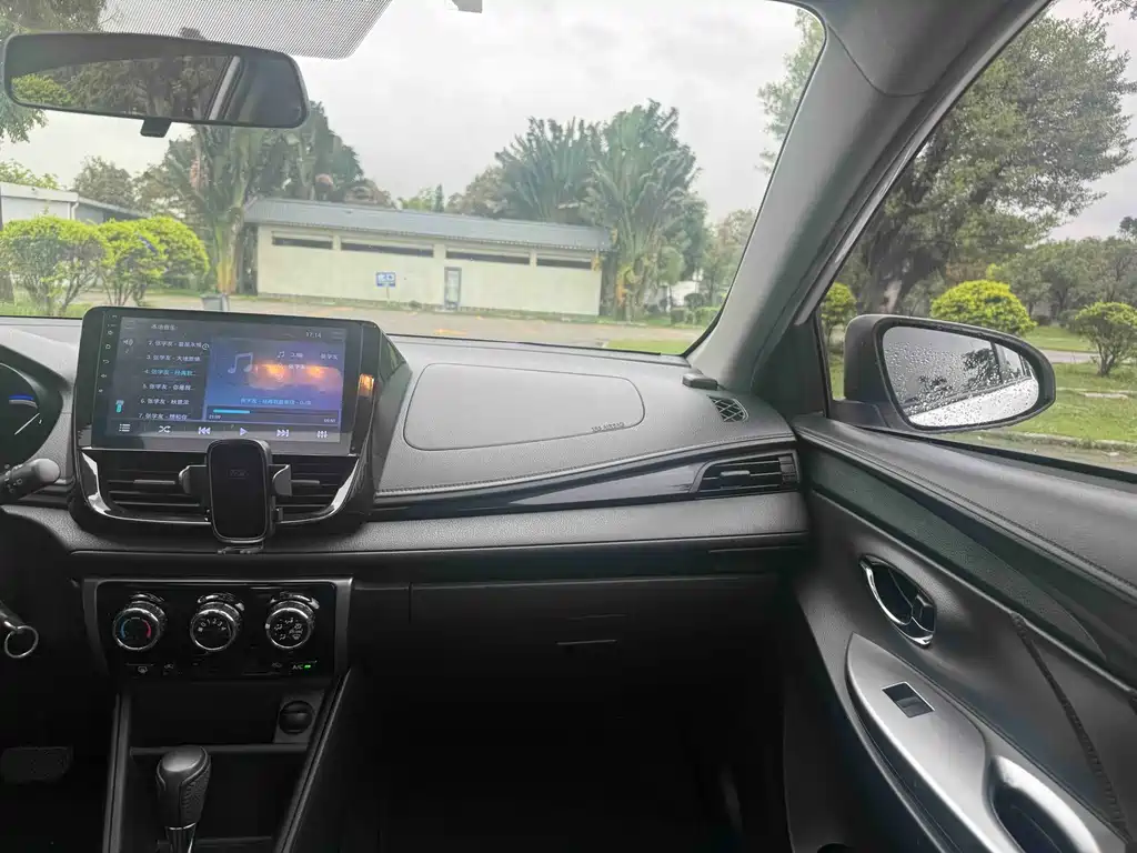 Toyota Yaris L 2017 — фото 12
