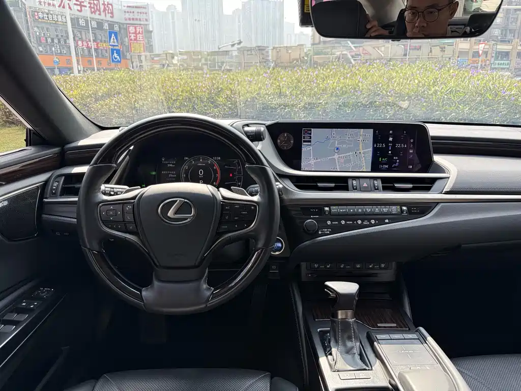 Lexus ES 2019 — фото 11
