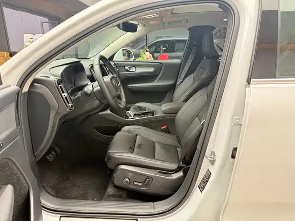 Volvo XC40 2025