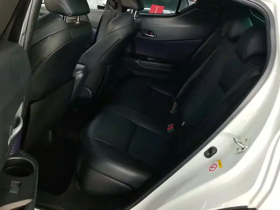 Toyota C-HR 2020 — фото 11
