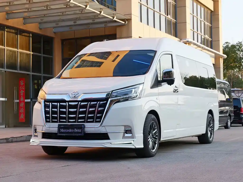 Toyota Hiace 2025 — фото 1