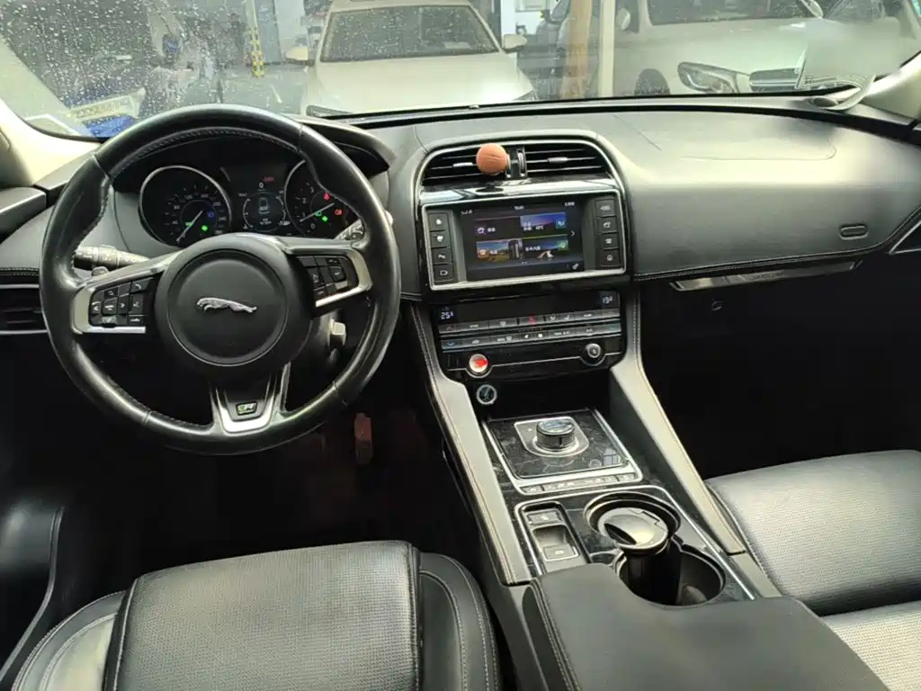 Jaguar F-PACE 2016 — фото 10