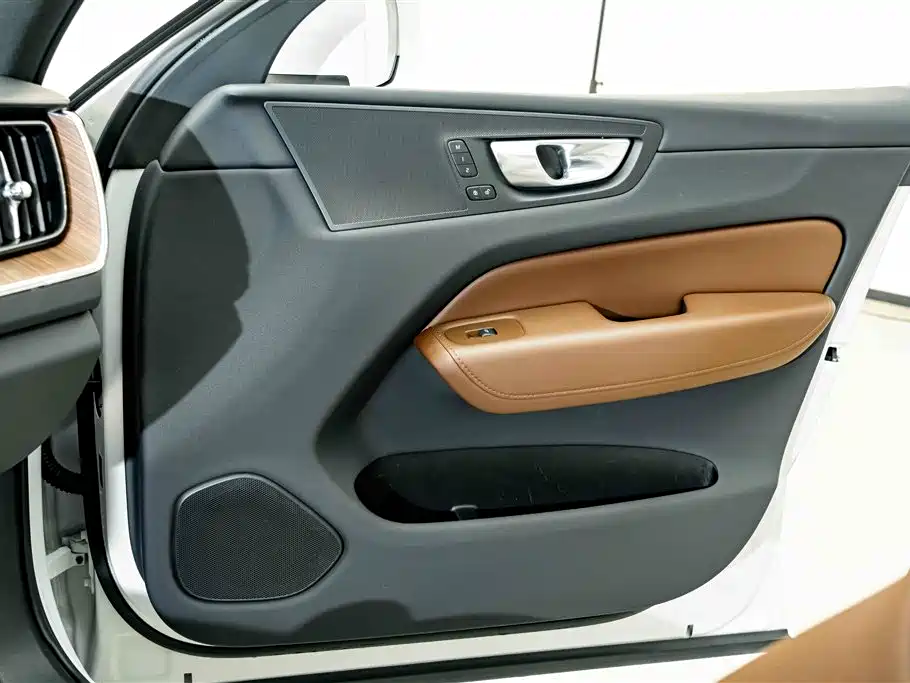 Volvo XC60 2023 — фото 15