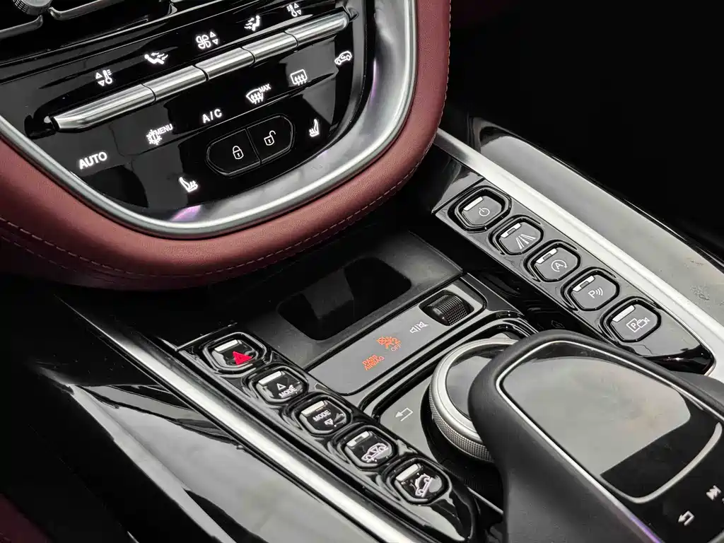 Aston Martin DBX 2022 — фото 12