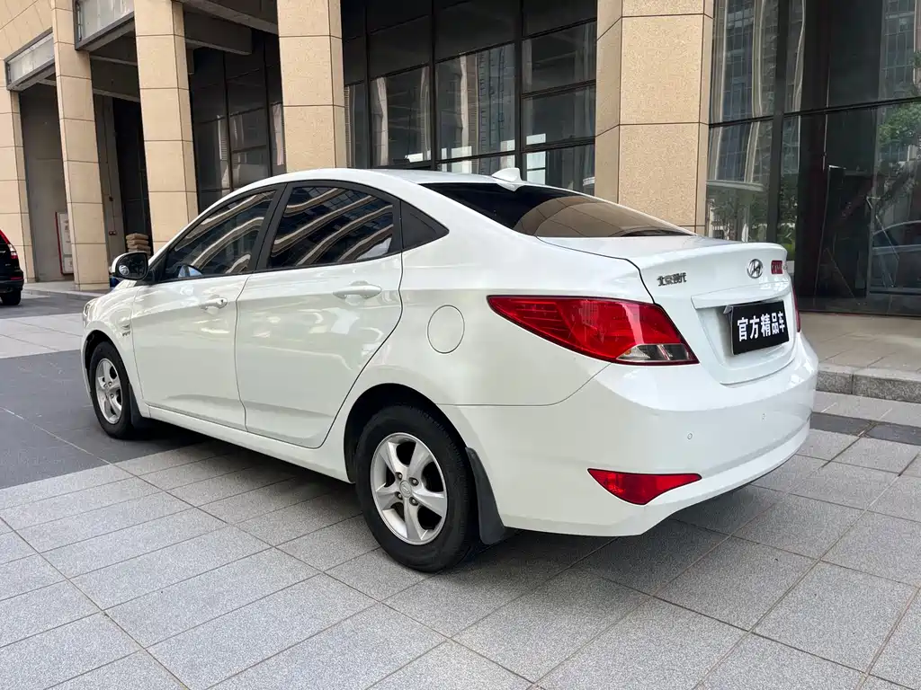 Hyundai Verna 2017 — фото 19