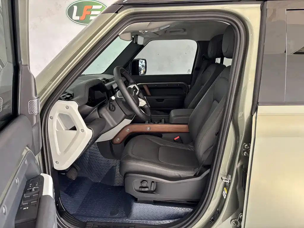 Land Rover Defender 2023 — фото 12