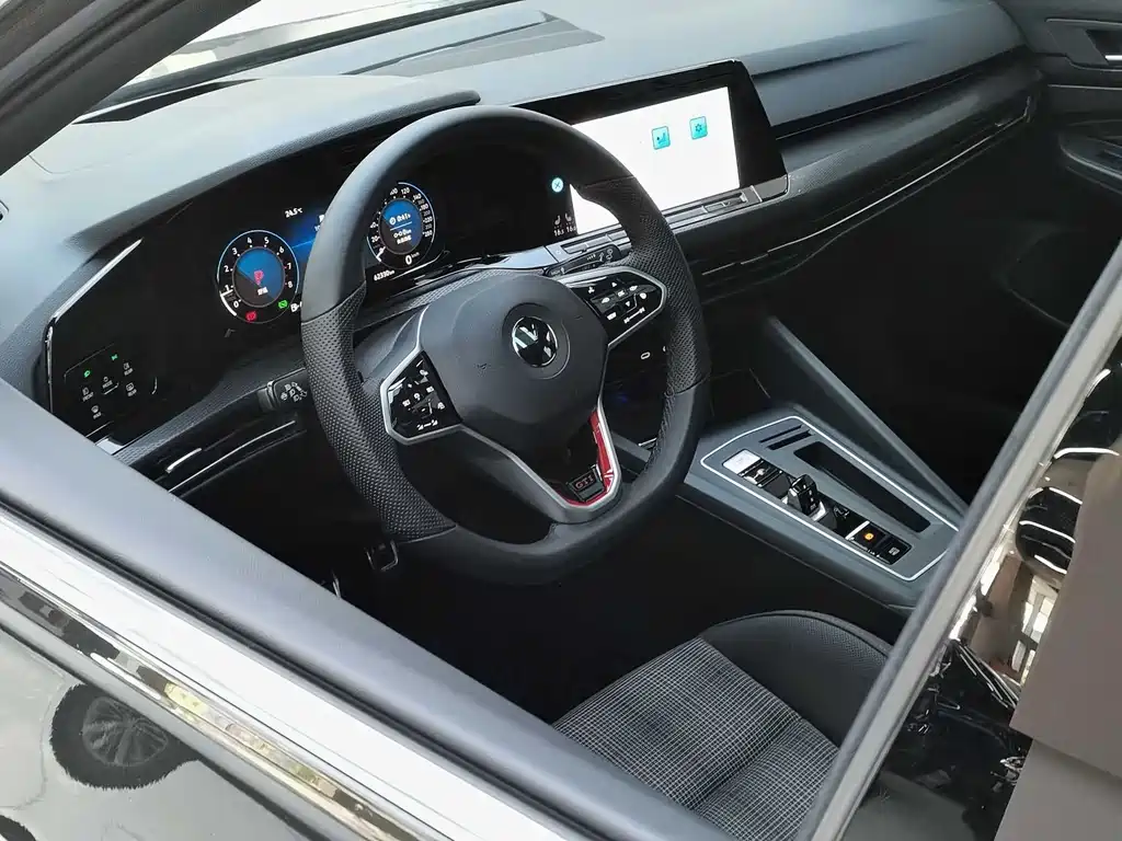 Volkswagen Golf GTI 2022 — фото 10