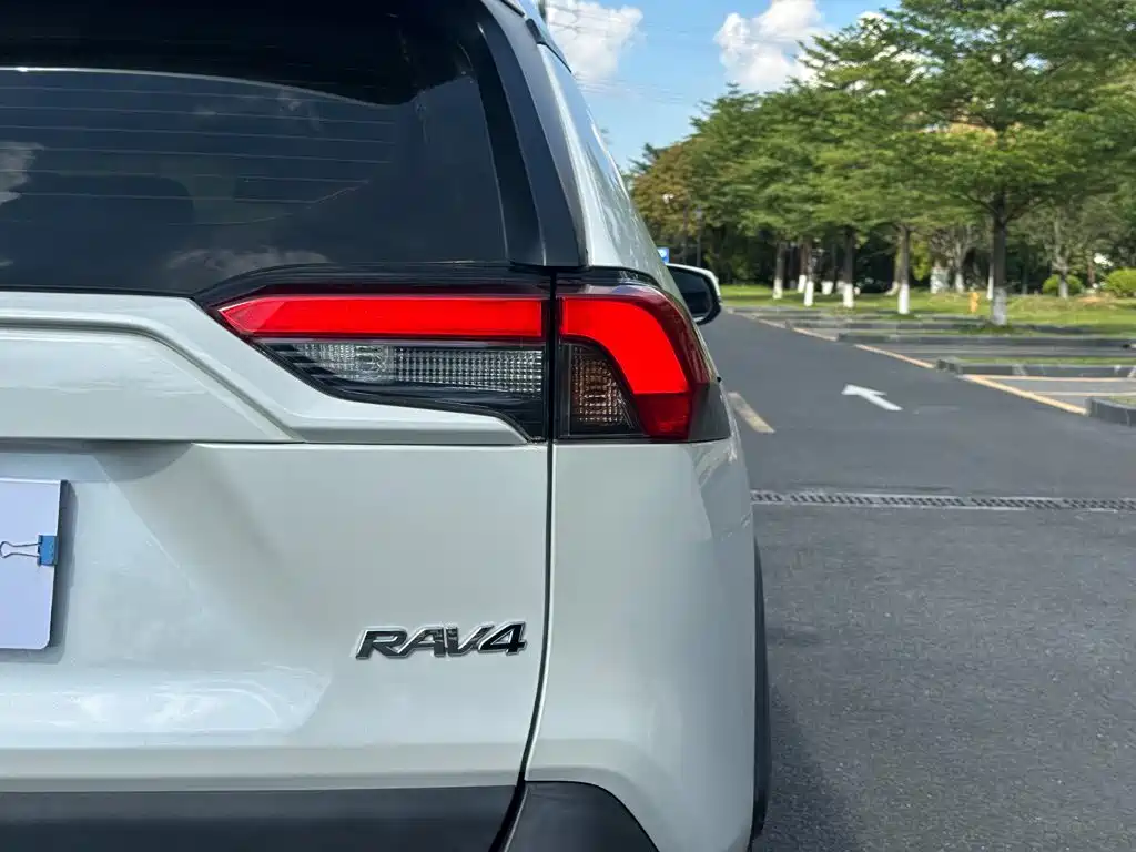Toyota RAV4 2020 — фото 11