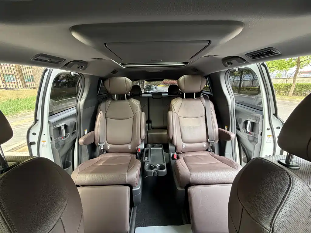 Toyota Sienna 2023 — фото 11