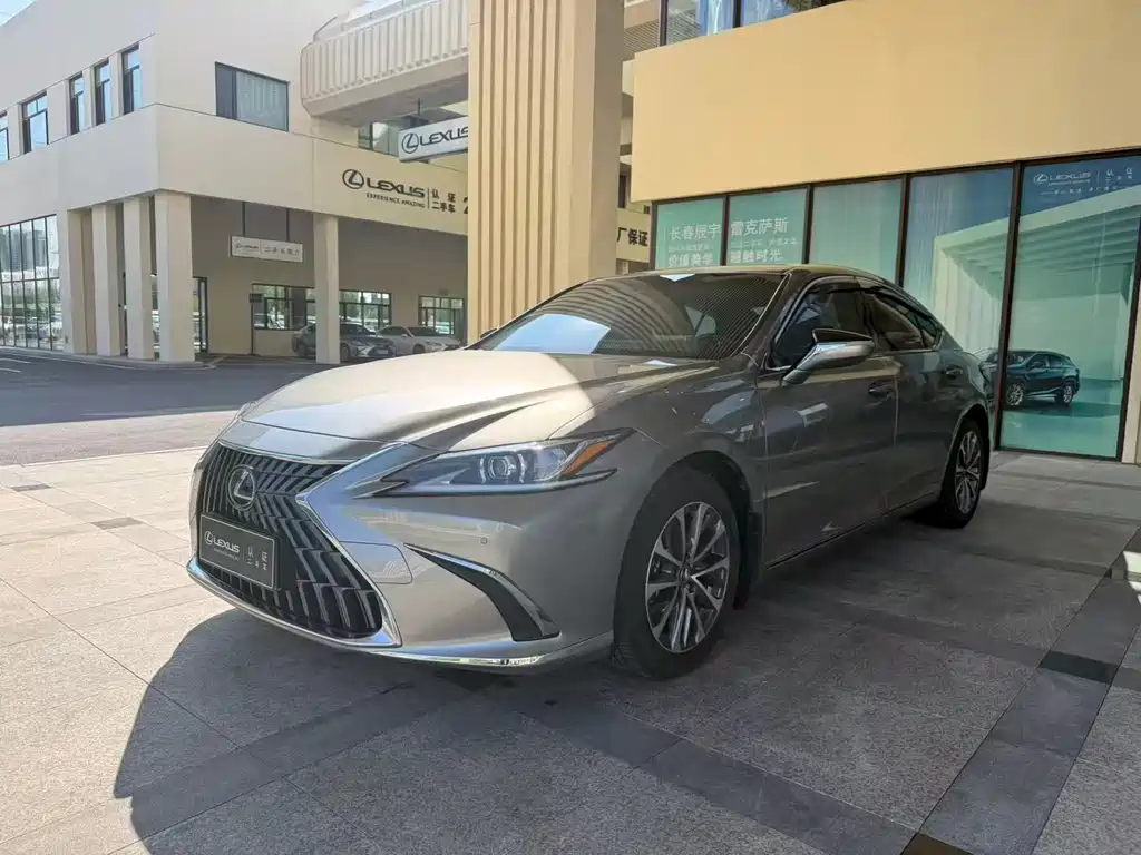 Lexus ES 2022 — фото 1
