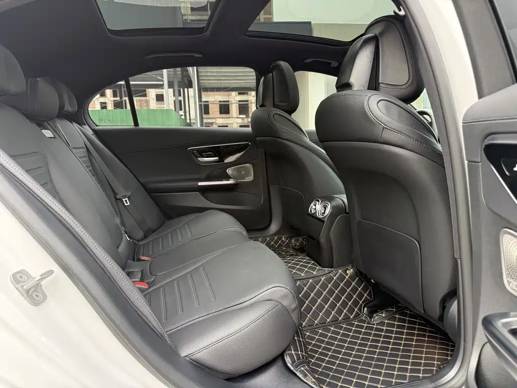 Mercedes-Benz C-Class 2025 — фото 10