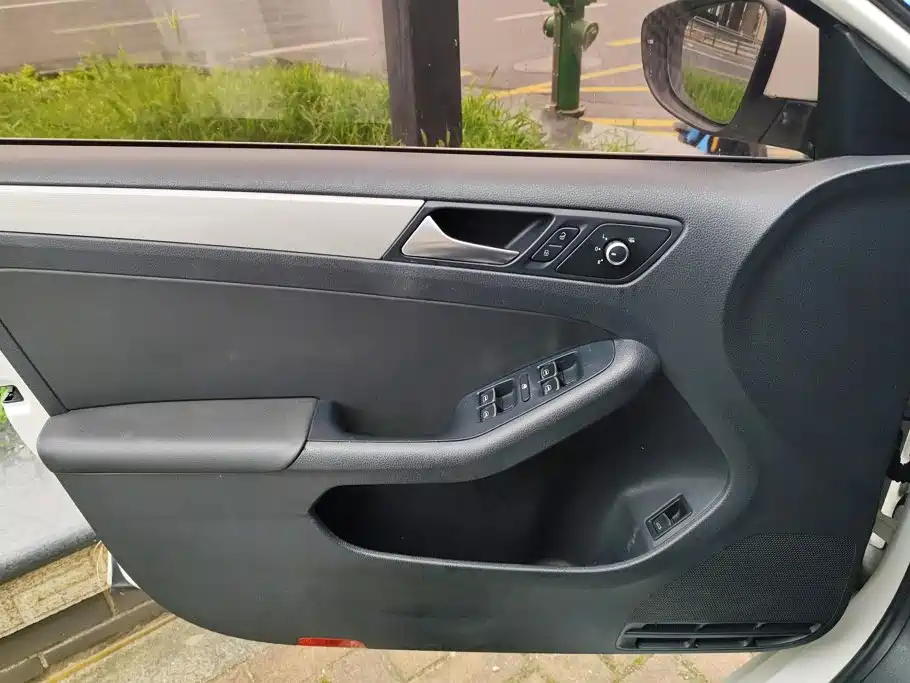 Volkswagen Sagitar 2014