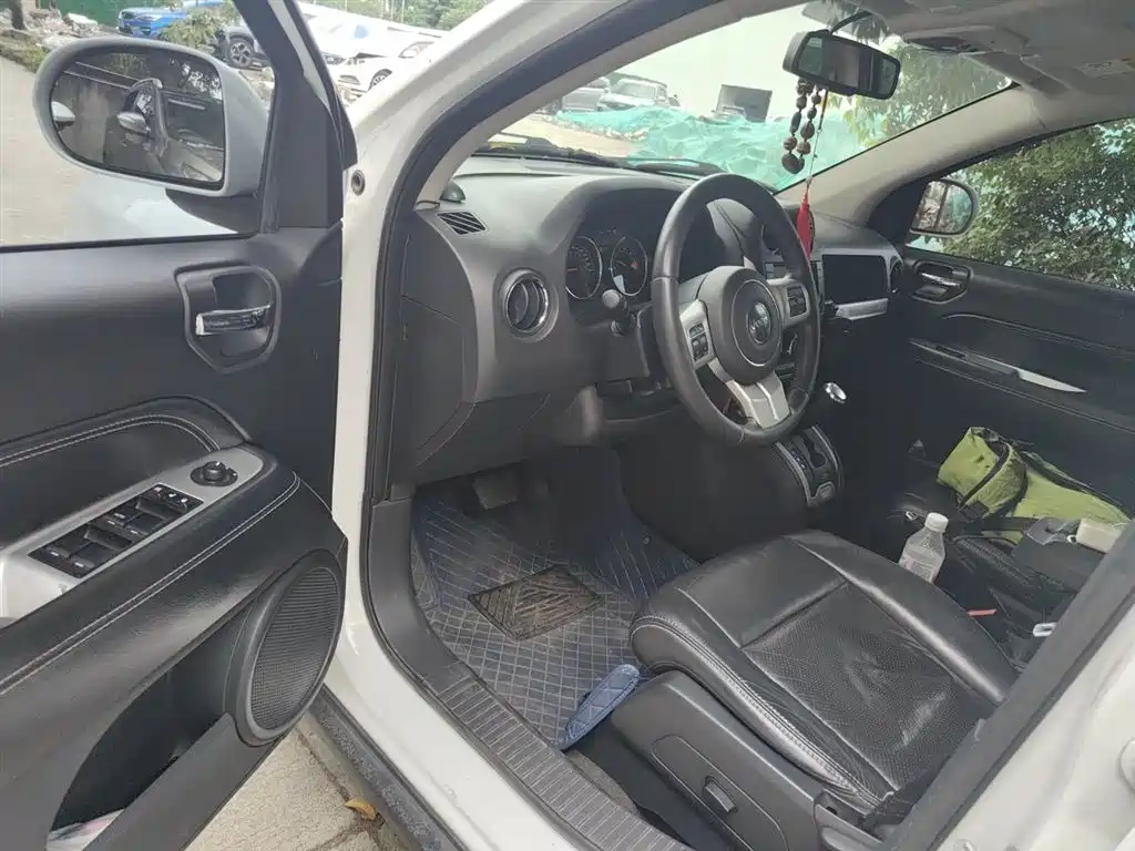 Jeep Compass 2015 — фото 17