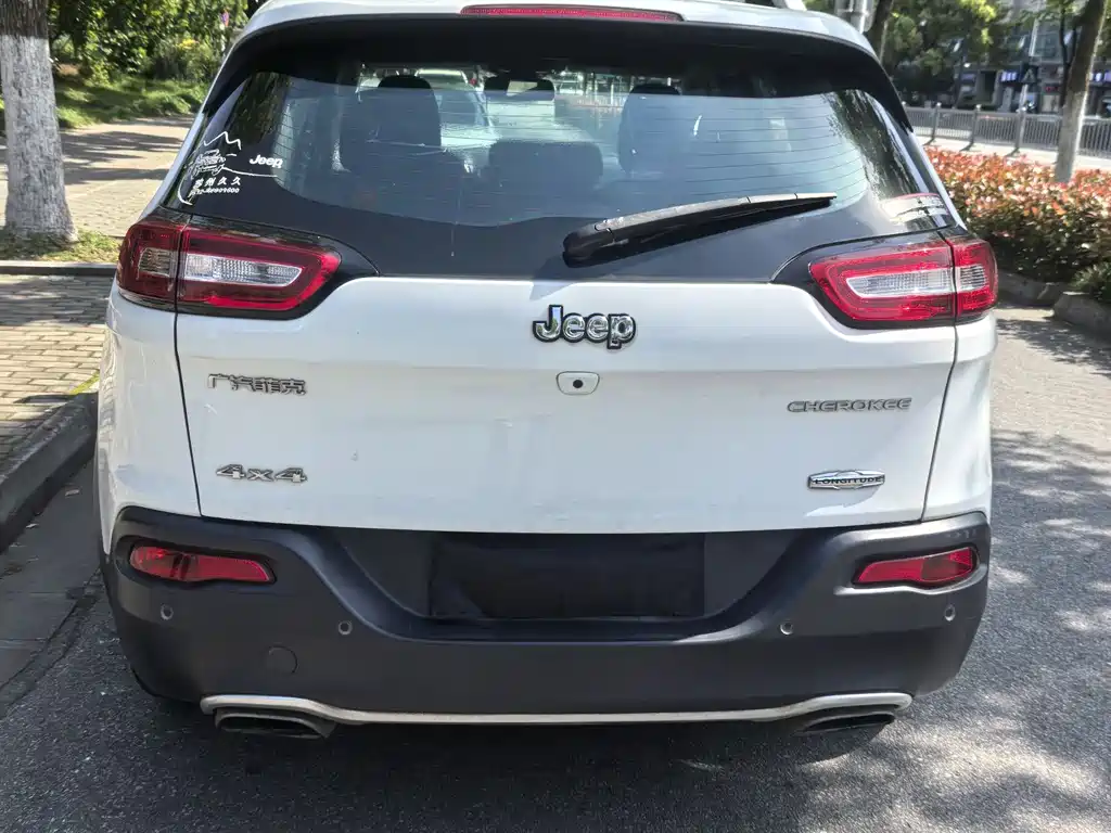 Jeep Cherokee 2016 — фото 10