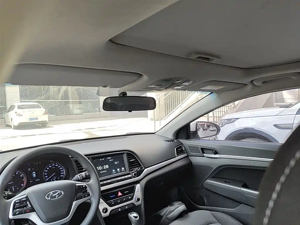 Hyundai Elantra 2016 — фото 18