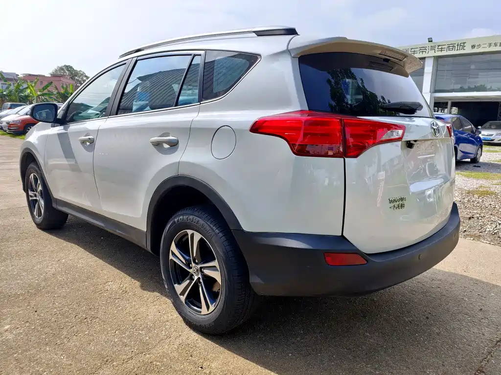 Toyota RAV4 2015 — фото 6