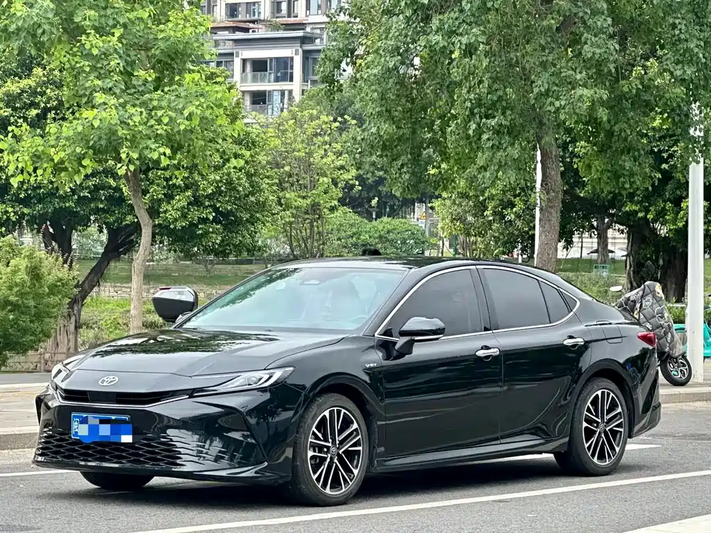 Toyota Camry 2024 — фото 1