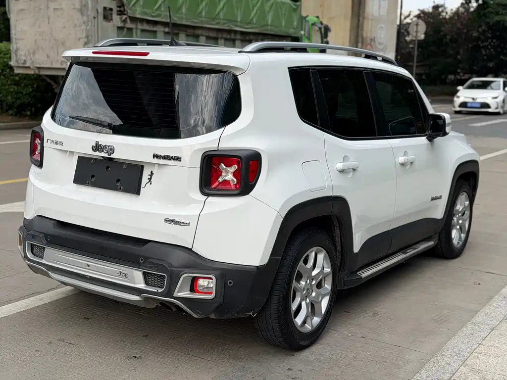 Jeep Renegade 2016 — фото 5
