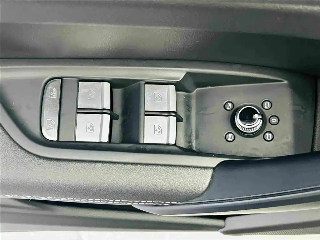 Audi Q5L 2024 — фото 18