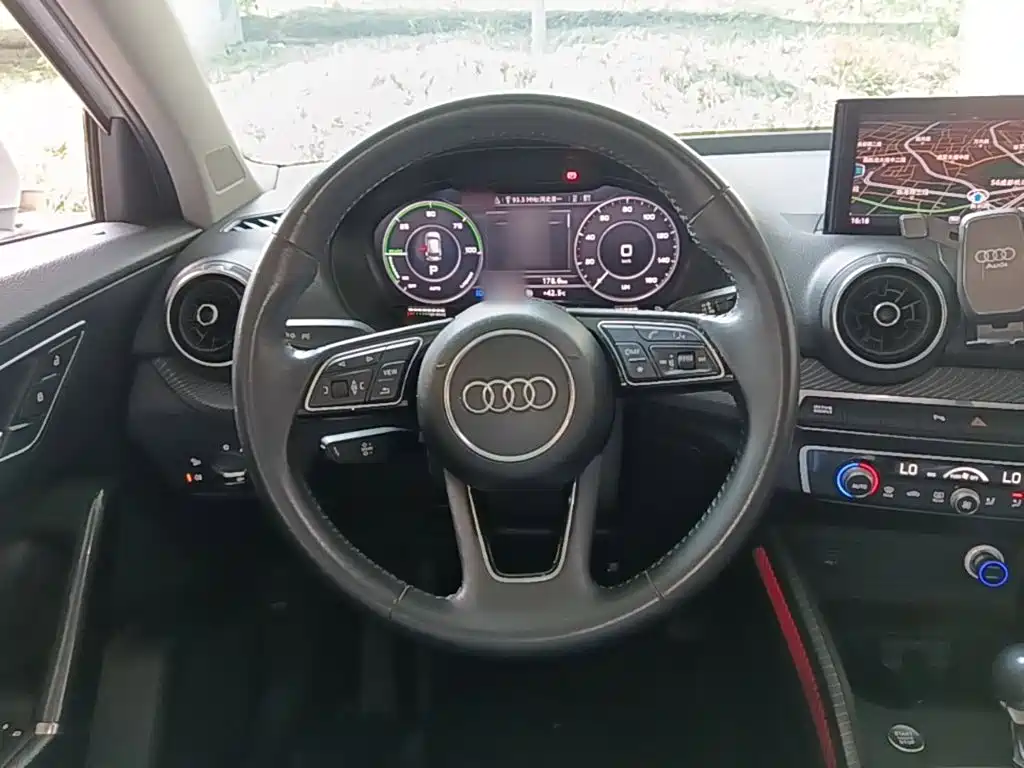 Audi Q2L E-Tron 2021 — фото 11