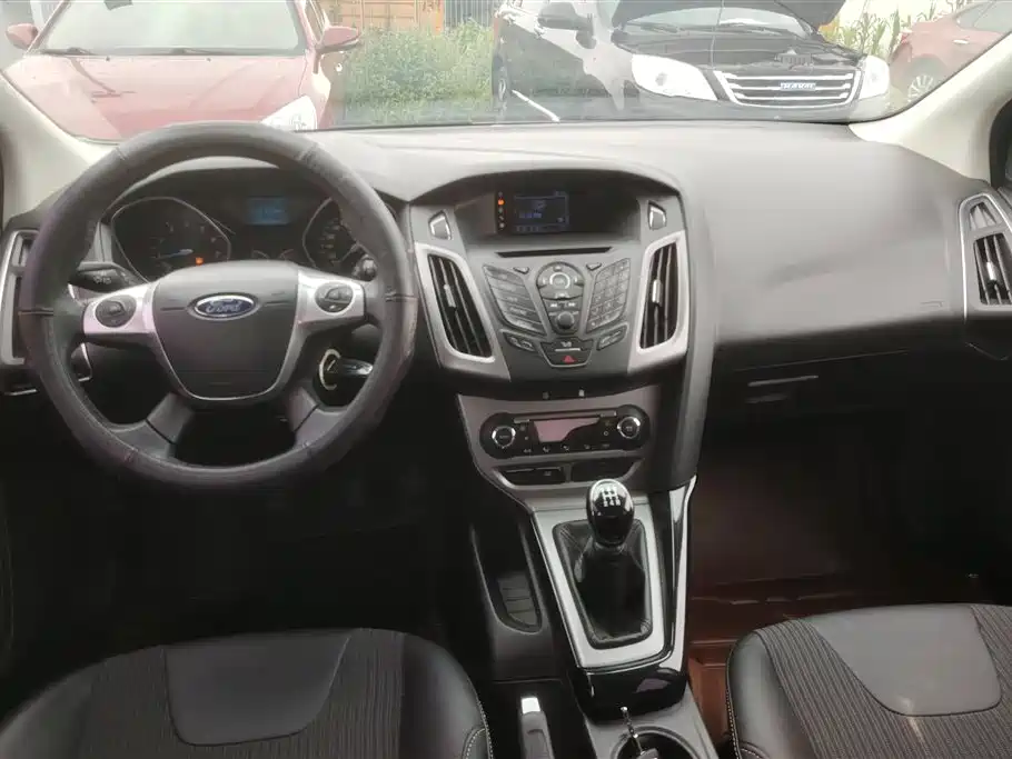 Ford Focus 2014 — фото 12