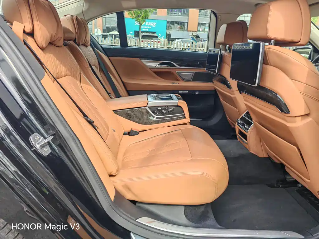 BMW 7 Series 2017 — фото 23