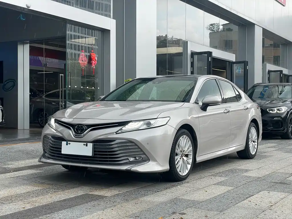 Toyota Camry 2019 — фото 17