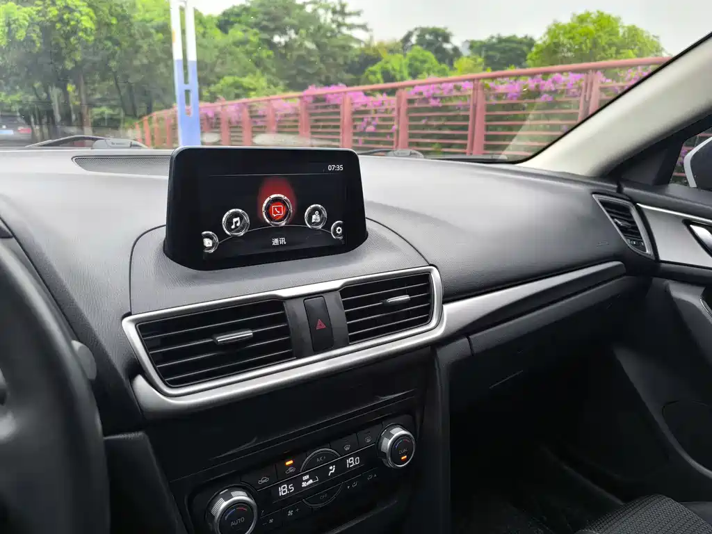Mazda 3 Axela 2017 — фото 18