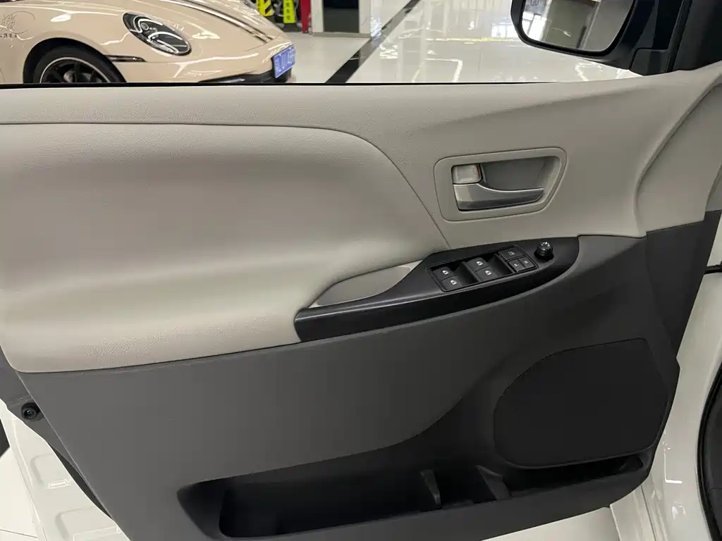 Toyota Sienna 2016 — фото 29