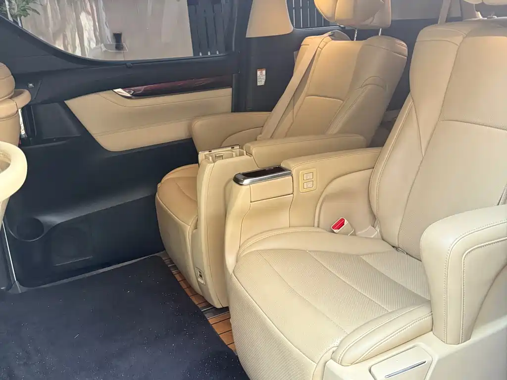 Toyota Alphard 2017 — фото 13