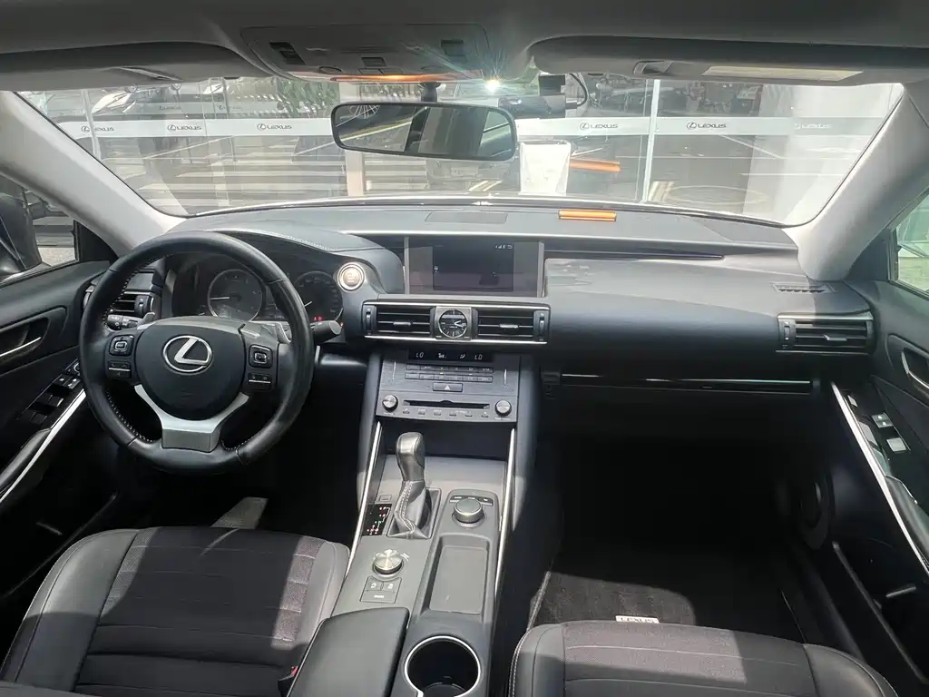 Lexus IS 2019