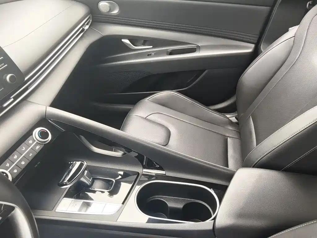 Hyundai Elantra 2022 — фото 4