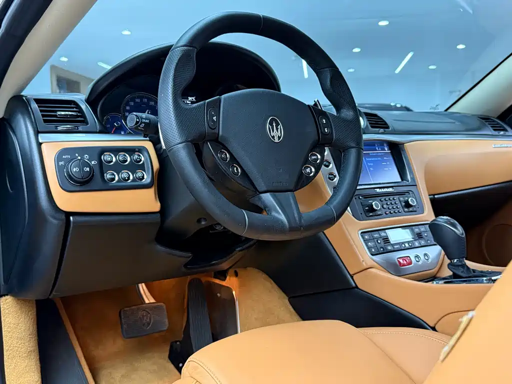 Maserati GranTurismo 2015 — фото 13