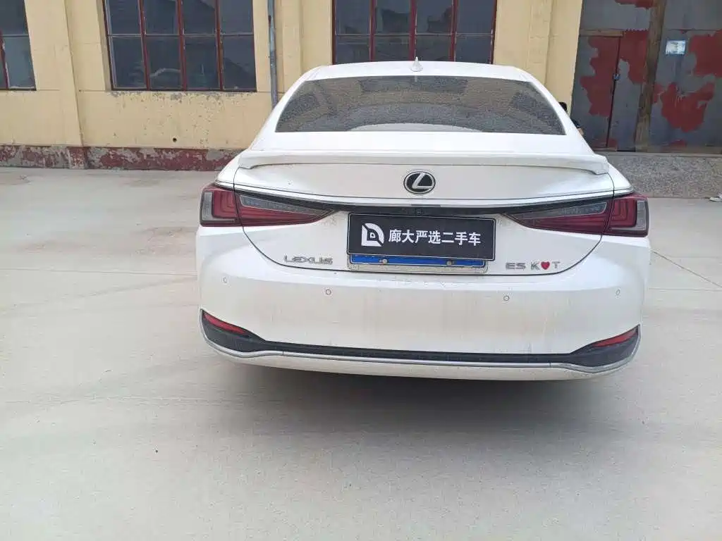 Lexus ES 2021