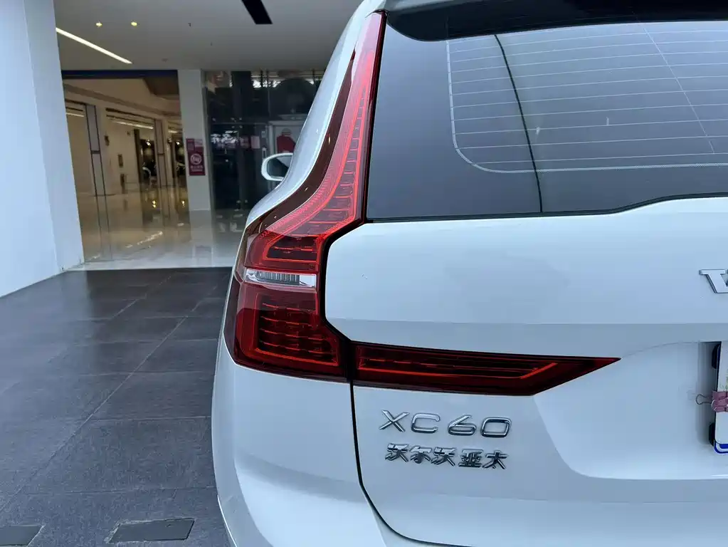 Volvo XC60 2023 — фото 17