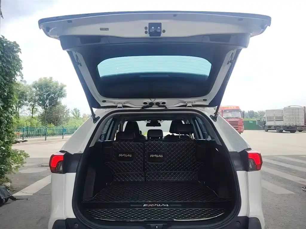 Toyota RAV4 2020 — фото 15