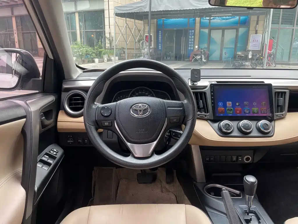 Toyota RAV4 2017 — фото 16
