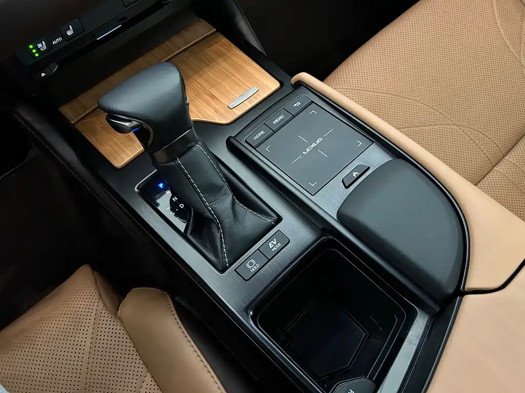 Lexus ES 2021 — фото 17