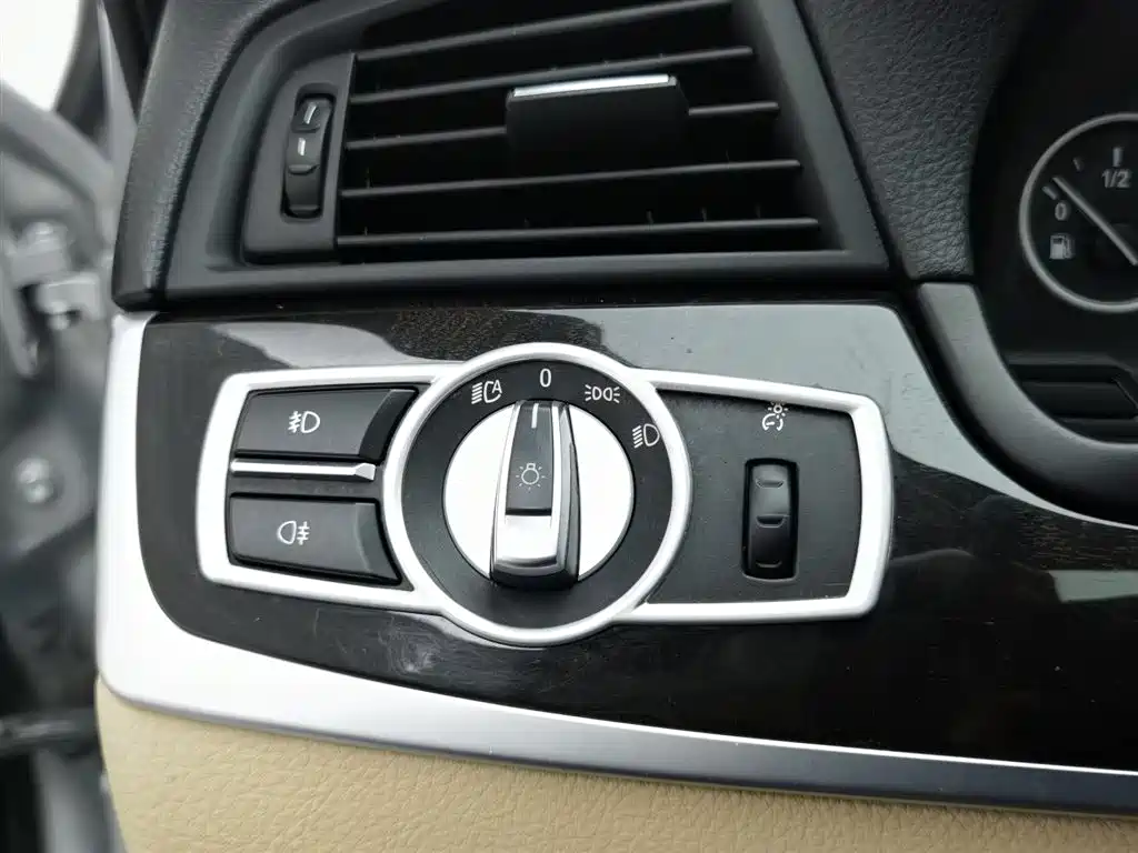 BMW 5 Series 2011 — фото 21