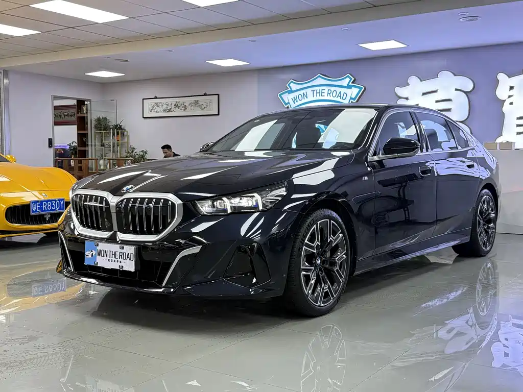 BMW 5 Series 2025 — фото 1