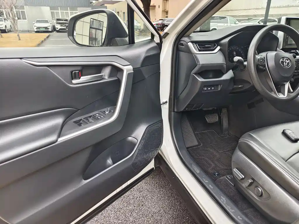 Toyota RAV4 2020 — фото 17