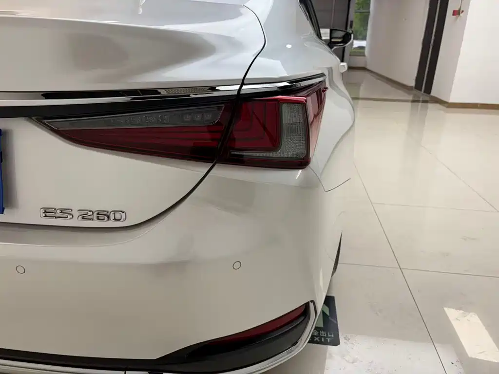 Lexus ES 2021 — фото 17