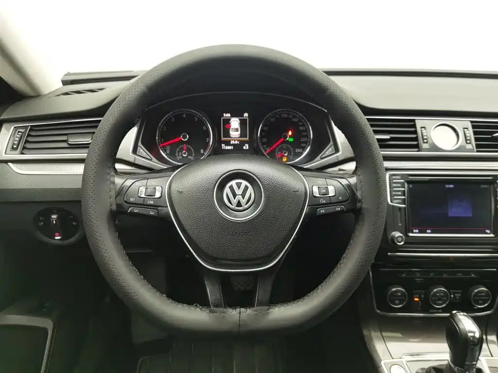 Volkswagen Passat 2017 — фото 11
