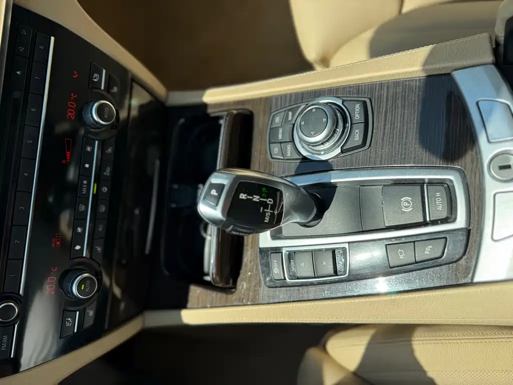 BMW 7 Series 2011 — фото 14